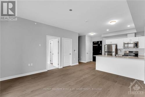 301 - 1350 Hemlock Road, Ottawa, ON - Indoor Photo Showing Kitchen