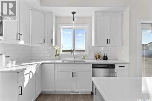 174 Kostiuk Crescent, Saskatoon, SK - Indoor Photo Showing Kitchen With Double Sink With Upgraded Kitchen