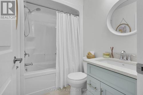 71 - 2040 Shore Road, London, ON - Indoor Photo Showing Bathroom