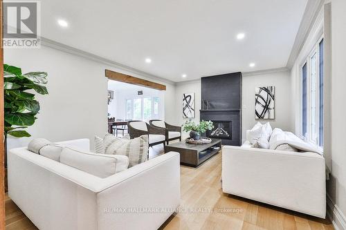 138 Cavendish Court, Oakville, ON - Indoor Photo Showing Living Room