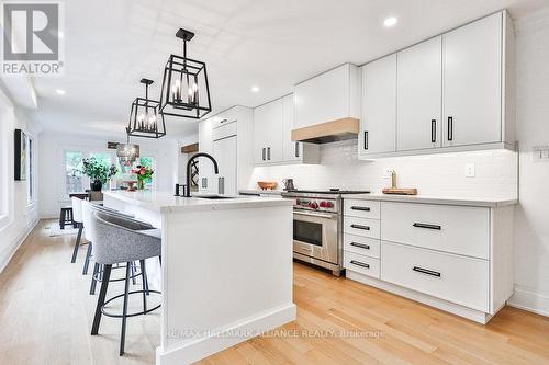 138 Cavendish Court, Oakville, ON - Indoor Photo Showing Kitchen With Upgraded Kitchen