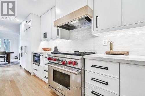 138 Cavendish Court, Oakville, ON - Indoor Photo Showing Kitchen With Upgraded Kitchen