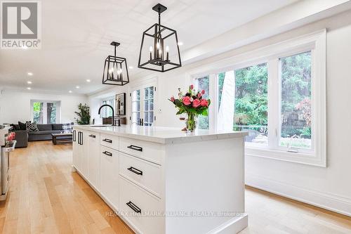 138 Cavendish Court, Oakville, ON - Indoor Photo Showing Kitchen