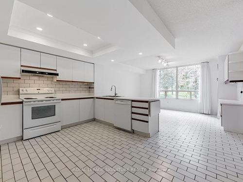 217-1200 Don Mills Rd, Toronto, ON - Indoor Photo Showing Kitchen