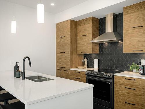 Cuisine - 415-17905 Rue Du Grand-Prix, Mirabel, QC - Indoor Photo Showing Kitchen With Double Sink With Upgraded Kitchen