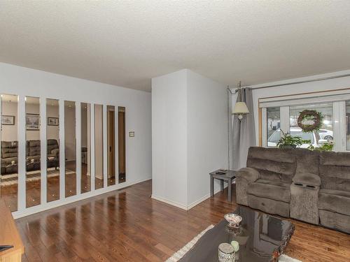 369 Royal Street, Thunder Bay, ON - Indoor Photo Showing Living Room