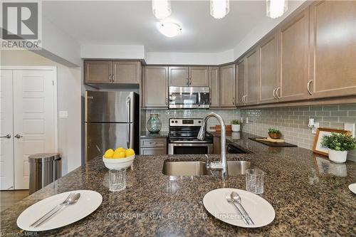 3061 Mistletoe Gardens, Oakville, ON - Indoor Photo Showing Kitchen With Double Sink With Upgraded Kitchen