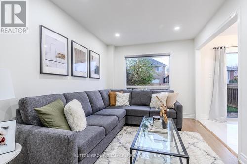 65 Ironhorse Crescent, Caledon, ON - Indoor Photo Showing Living Room