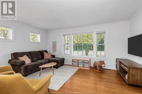 124 Lafferty Avenue, Lasalle, ON - Indoor Photo Showing Living Room