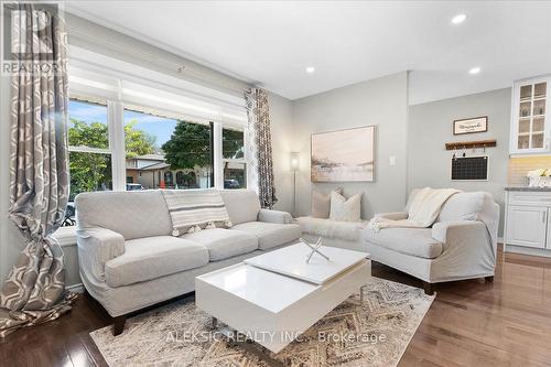 62 Greencedar Drive, Hamilton, ON - Indoor Photo Showing Living Room