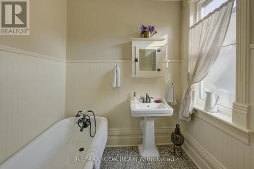 22 Harvey Street, Cambridge, ON - Indoor Photo Showing Bathroom