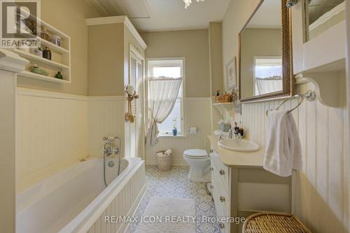 22 Harvey Street, Cambridge, ON - Indoor Photo Showing Bathroom