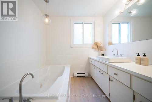 122 Balmoral Drive, Brantford, ON - Indoor Photo Showing Bathroom