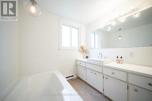 122 Balmoral Drive, Brantford, ON - Indoor Photo Showing Bathroom