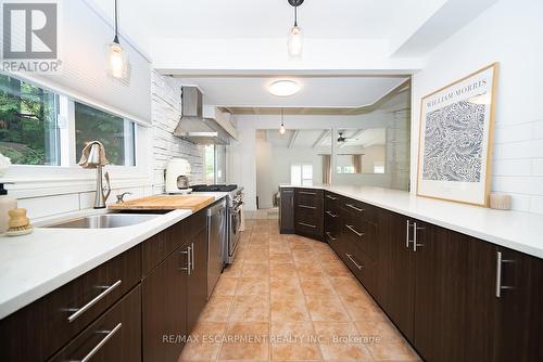 122 Balmoral Drive, Brantford, ON - Indoor Photo Showing Kitchen With Double Sink With Upgraded Kitchen