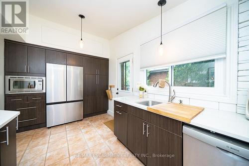 122 Balmoral Drive, Brantford, ON - Indoor Photo Showing Kitchen With Upgraded Kitchen