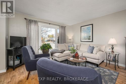 1056 Pinewood Place, Kingston (City Northwest), ON - Indoor Photo Showing Living Room