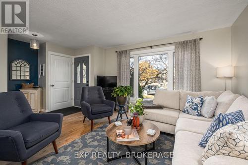 1056 Pinewood Place, Kingston (City Northwest), ON - Indoor Photo Showing Living Room