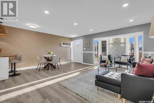 2617 Cumberland Avenue S, Saskatoon, SK - Indoor Photo Showing Living Room