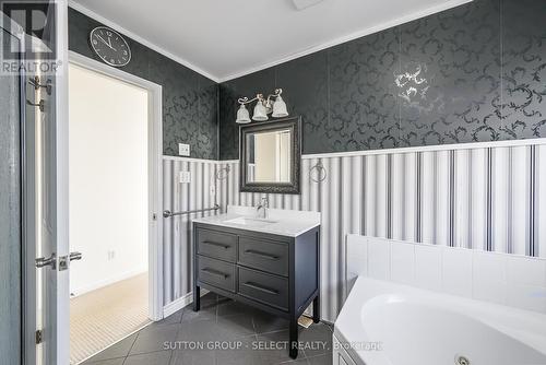 788 Silversmith Street, London, ON - Indoor Photo Showing Bathroom