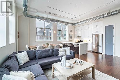 821 - 155 Dalhousie Street, Toronto, ON - Indoor Photo Showing Living Room