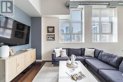 821 - 155 Dalhousie Street, Toronto, ON - Indoor Photo Showing Living Room