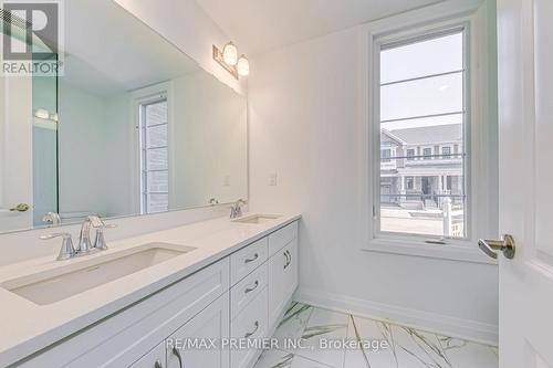 1220 Poppy Gardens, Oakville, ON - Indoor Photo Showing Bathroom