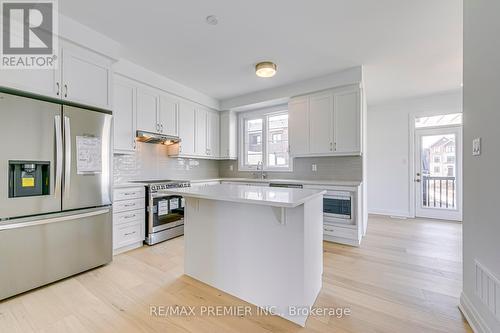 1220 Poppy Gardens, Oakville, ON - Indoor Photo Showing Kitchen With Stainless Steel Kitchen