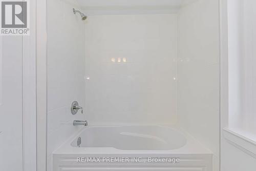 1220 Poppy Gardens, Oakville, ON - Indoor Photo Showing Bathroom