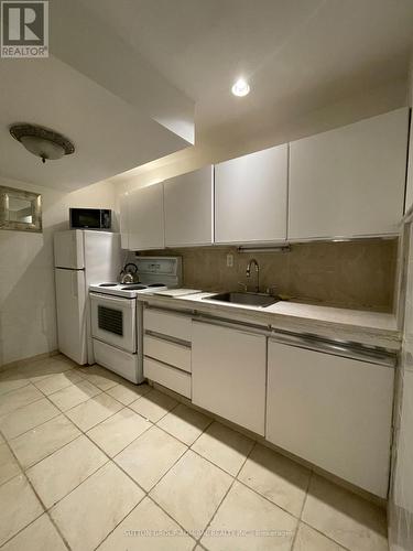 15500 Leslie Street, Aurora, ON - Indoor Photo Showing Kitchen