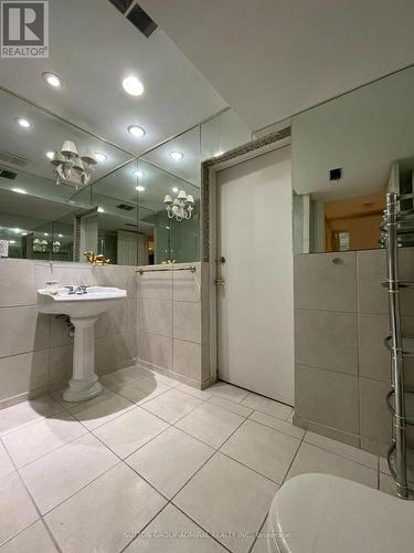 15500 Leslie Street, Aurora, ON - Indoor Photo Showing Bathroom