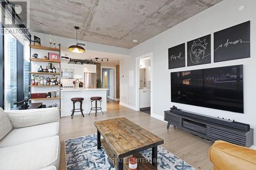 3303 - 224 King Street W, Toronto, ON - Indoor Photo Showing Living Room