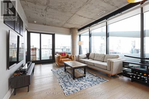 3303 - 224 King Street W, Toronto, ON - Indoor Photo Showing Living Room