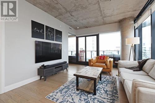 3303 - 224 King Street W, Toronto, ON - Indoor Photo Showing Living Room