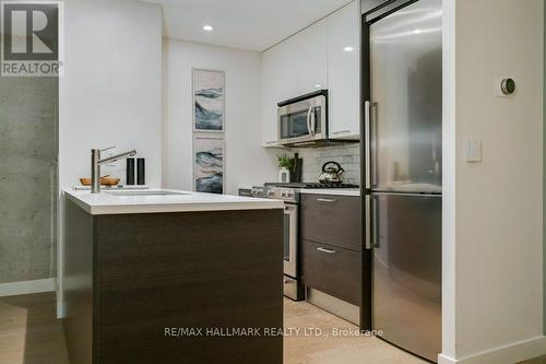 Lw9 - 90 Broadview Avenue, Toronto, ON - Indoor Photo Showing Kitchen