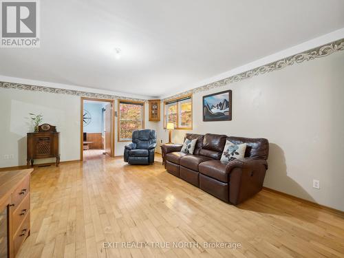 74 15 N Line, Oro-Medonte, ON - Indoor Photo Showing Living Room