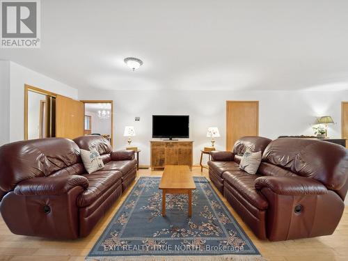 74 15 N Line, Oro-Medonte, ON - Indoor Photo Showing Living Room