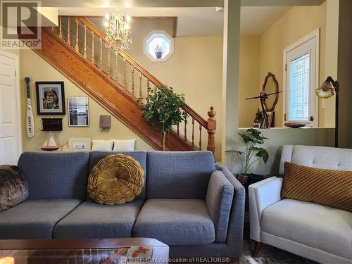 85 Ann Street, Thamesville, ON - Indoor Photo Showing Living Room