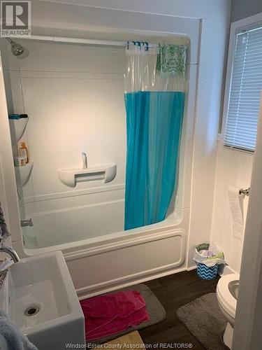 103 Elliott Street, Leamington, ON - Indoor Photo Showing Bathroom