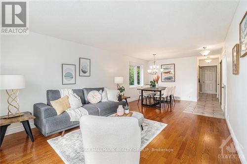 1 Roche Place, Ottawa, ON - Indoor Photo Showing Living Room