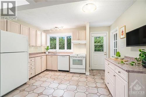 1 Roche Place, Ottawa, ON - Indoor Photo Showing Kitchen