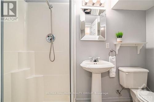 1 Roche Place, Ottawa, ON - Indoor Photo Showing Bathroom