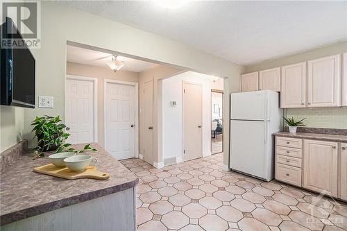 1 Roche Place, Ottawa, ON - Indoor Photo Showing Kitchen