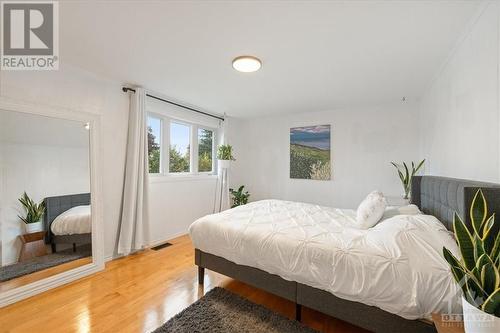 818 Vinette Crescent, Ottawa, ON - Indoor Photo Showing Bedroom