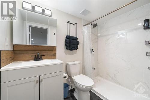 818 Vinette Crescent, Ottawa, ON - Indoor Photo Showing Bathroom