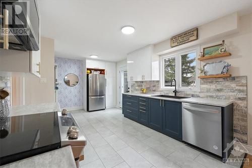 818 Vinette Crescent, Ottawa, ON - Indoor Photo Showing Kitchen