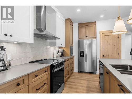 7005 Mcgillivray Lake Drive Unit# 4, Sun Peaks, BC - Indoor Photo Showing Kitchen With Double Sink With Upgraded Kitchen