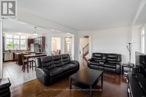 1 Treetops Boulevard, New Tecumseth, ON - Indoor Photo Showing Living Room