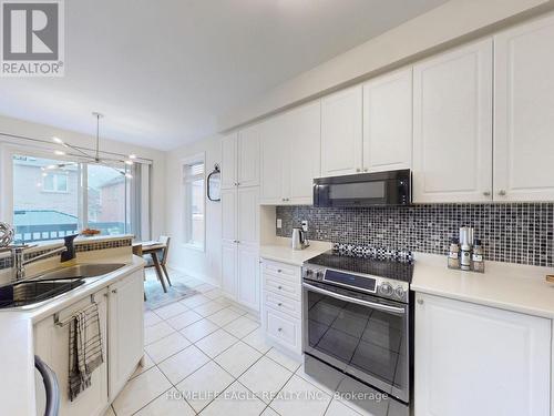 44 Pexton Avenue, Richmond Hill, ON - Indoor Photo Showing Kitchen With Upgraded Kitchen