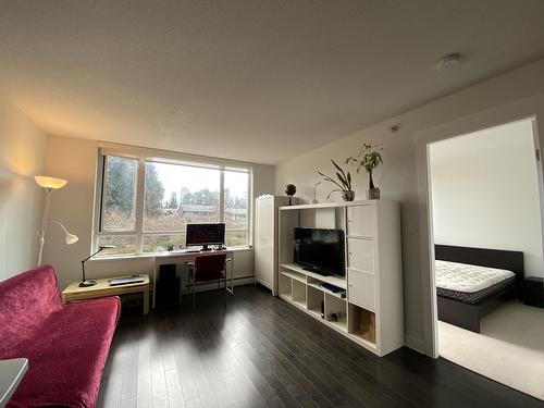 205 13380 108 Avenue, Surrey, BC - Indoor Photo Showing Living Room